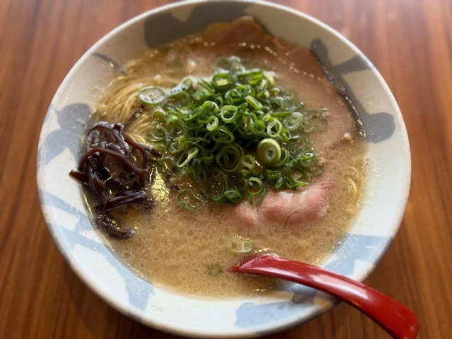 本日のタク飯
賀正軒の白賀正バリカタ
【賀正軒 御影店】24時間営業は神ですね！
寒い日に食うラーメンは絶品✨️
本日のケアマネと介護タクシーは西宮⇒神戸⇒芦屋という訳の分からない魔のトライアングルでした
今月から主任介護支援専門員研修もスタートするので忙しくなりそうです。

 #介護支援専門員 #ケアマネジャー #主任介護支援専門員 #神戸市 #タクシー # #介護タクシー #ぶるごり #孤独のグルメ #昼飯 #ラーメン #賀正軒 #豚骨らーめん #福祉 #介護  #タク飯 #ランチ #西宮市  #芦屋市