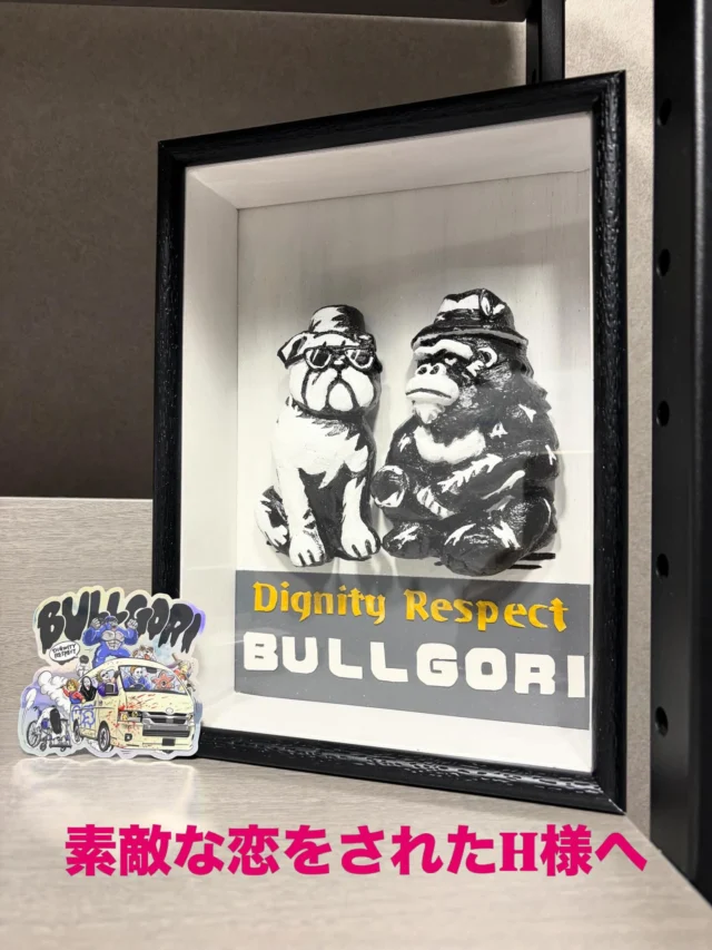 生前、当事業所の介護タクシーを利用してくださっていた
H様の奥様からお電話をいただきました。

「渡したい物があるんです」と。

ご自宅に伺うと、なんと当社ロゴのディスプレイオブジェをご友人に依頼し、手作りで作ってくださっていました。

発泡スチロールを削って作られた超立体のロゴ。

びっくりしました。そして本当に嬉しかったです。

ありがとうございます。

奥様からご主人のことをたくさん聞かせていただきました。

H様のお部屋は西宮から大阪まで見渡せるとても素敵な景色の場所。

そんな温かい空間と大切な人に囲まれて旅立たれたんだなぁと思いました。

もっと色んな話をしたかったです。

ラーメンの話。天ぷらの話。

（写真のラーメンはFamilyMartのトラ食堂のワンタン麺。おすすめしたらすぐ買ってくださり「美味しかった！」と褒めてもらえました。）

そしてH様はあいみょんさんが大好きで

療養中もずっと「マリーゴールド」を口ずさんでいたそうです。

でも音程が一定すぎてお経みたいなマリーゴールドだったとか。

思わず笑ってしまいました。

西宮であいみょんさんをめーっちゃ好きだったH様。

そして本当に素敵な奥様。

きっと出会って恋をして素敵な人生を送られたんだろうなぁと思います。

あいみょん「裸の心」

この歌詞がとても重なります。

H様の想いがあいみょんさんに届きますように。

最後に

H様。

短い期間でしたが人生の大切な時間に関わらせていただきありがとうございました。

体調がしんどい中でも車内でたくさん笑わせてくれましたね。

奥様とのコンビも最高でした。

本当にありがとうございました。
⁡
@aimyon36 

#介護タクシー#あいみょん#裸の心#人との出会い福祉をかっこよく